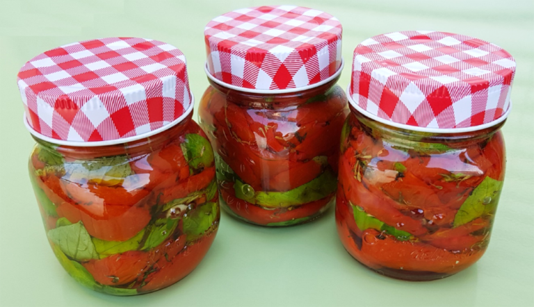 Eingelegte, getrocknete Tomaten mit Basilikum, Knoblauch in Olivenöl ...