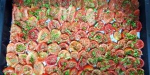 Backblech mit Tomaten, Salz, Basilikum, Thymian, Rosmarien