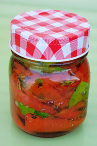 Eingelegte, getrocknete Tomaten mit Basilikum, Knoblauch in Olivenöl